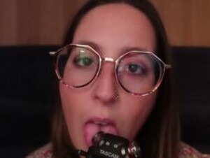 Chwimie asmr french girl mic licking