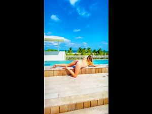Megnutt02 Topless Outdoor Pool Onlyfans Video Leaked