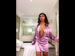 Mia Khalifa Topless High Heel Try-On OnlyFans Video Leaked