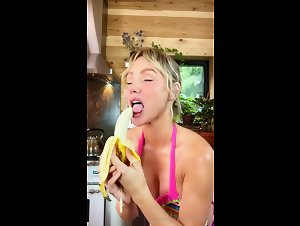 Sara Jean Underwood Banana Blowjob OnlyFans Video Leaked
