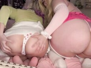 lee.ava and moyumie ass spread