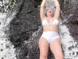 a loira praiana OnlyFans Short branco tomando banho de ????????????????‍♀️????‍♀️????‍♀️???? cachoe