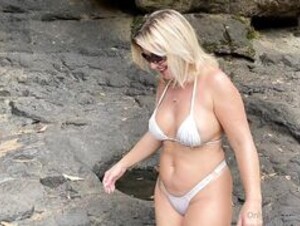 a loira praiana OnlyFans Biquíni branco na cachoeira