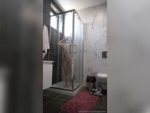 Isabelxm showering