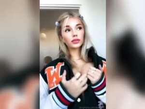 Breckie Hill playing with her tits!