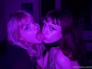 schizobimb0 lesbian kissing ppv