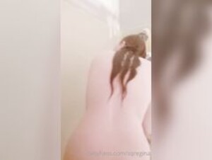 Sleeping Queen Regina Cosplay: Solo Shower