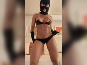Renata Frisson (Mulher Melão) - Everybody Put Your Hands Up, This Is A Robbery!