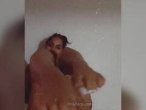 ayisha diaz feet