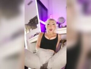 Waifu mia finger video