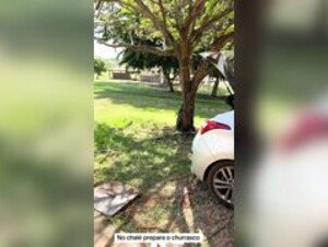 Chegando no chalé prepara o churrasco ma cidade de indiapora no interi...