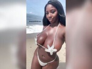 Ellietheempress My tittie are so free in this top
