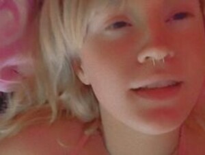 Daisea takes a hot selfie