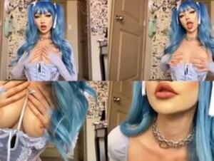 Blue-haired Thatfoxxgirl shows her boobs