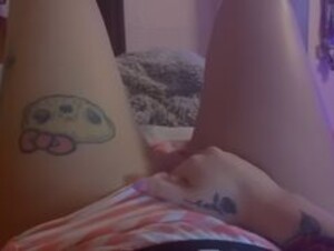 Daisea rubs her clit in striped panties