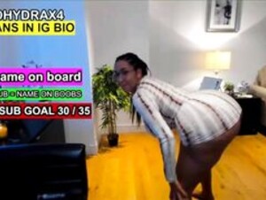Exohydrax shaking ass on stream