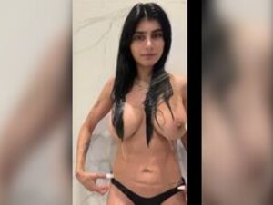 Mia Khalifa shower
