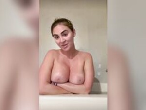 Pretti Ricci bathtub twerk