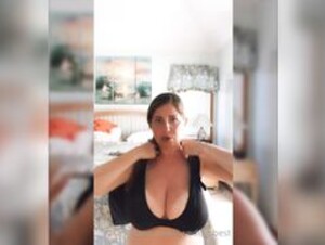 Fitmom takes bikini off