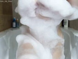 M00na in the bathtub