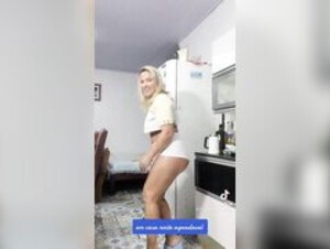 Loira praiana em casa de shortinho