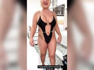 Loira praiana indo à praia