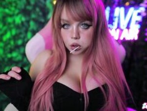 AmyB sucks Lolipop