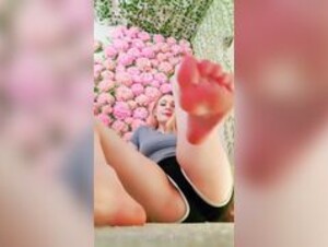 Miinu feet
