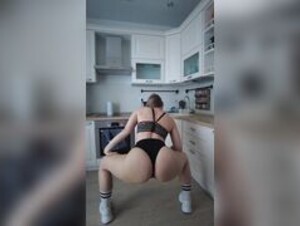 Julia Kul Twerk