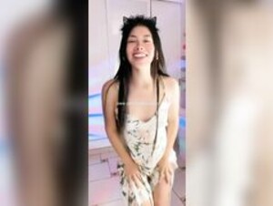 Lisa flaquita moviendo el culito hasta que choque el hueso