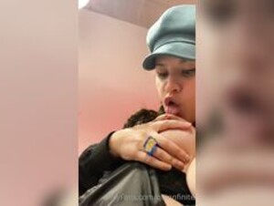 Quinnfinite plays with her tits