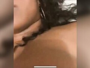 Shadeindasix playing with her pussy
