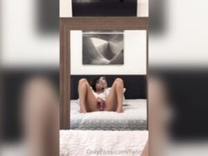 fwtina Masturbates With Vibrator