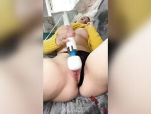 mia Malkova yellow top masturbation
