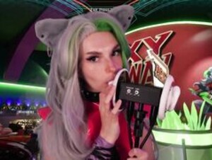 Busy B ASMR Exclusive---Roxy-Ear-Eating