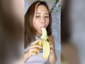 Kiaraakitty Banana Blowjob Onlyfans Leak