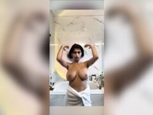 Mia Khalifa Towel Tease Titty Show OnlyFans PPV