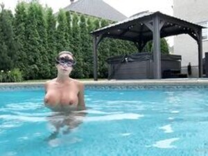 Misslexa - Solo, pool