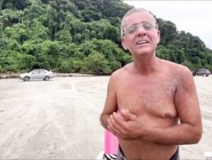 Praia ????️ em vila de pescadores no Guarujá