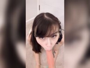 Lolipopgi sucks on a dildo machine