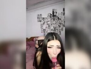 chik.plasticc chupando un dildo (2)
