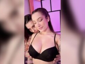 Akuma-ASMR-y-Nayatomica-Besos-Lesbicos-Ultra-HOT