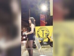 Charapita Karliz Rengifo una dama de la noche con minivestido y mallas negras