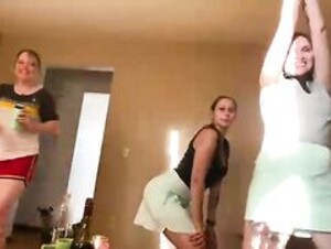 mashaandthebear1995 and 3 other girls flashing their tits and pussies live on twitch