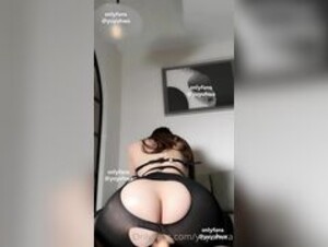 Yuyuhwa long dildo riding