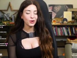 Sweet Anita Big Tits Jiggle Cleavage Twith Clip