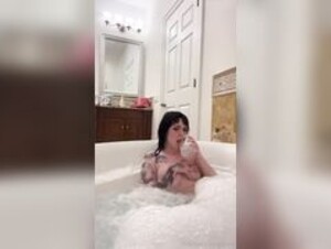 ESSAERE - Bath Masturbation