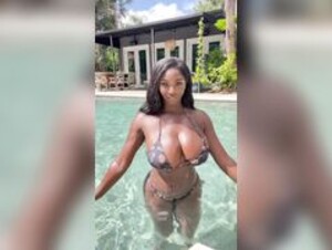 ellietheempress Juicy ass in pool