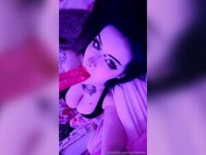 sylvieexo dildo blowjob