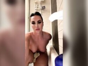 Zahra Elise nude live show